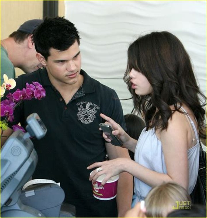 Did Selena Gomez And Taylor Lautner's Romance Ever Bloom?