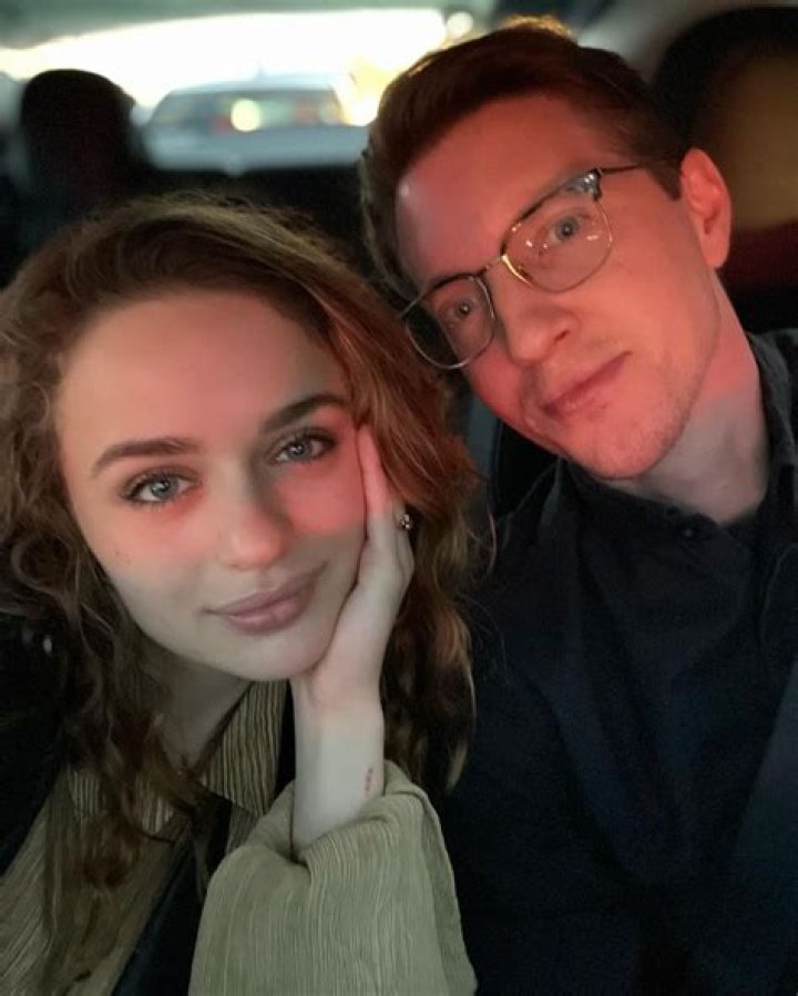Does Elle wear a wig in kissing booth 3?