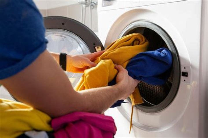 Is it better to wash clothes at night or morning?