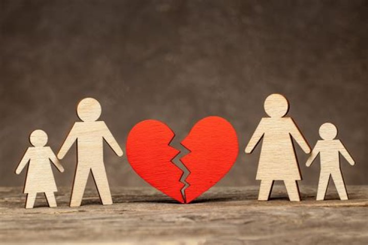 What is the difference between broken home and broken family?