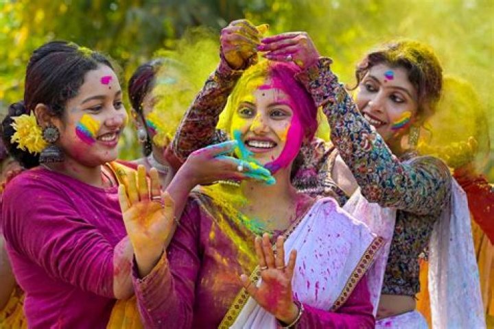 Why is Holi burned?